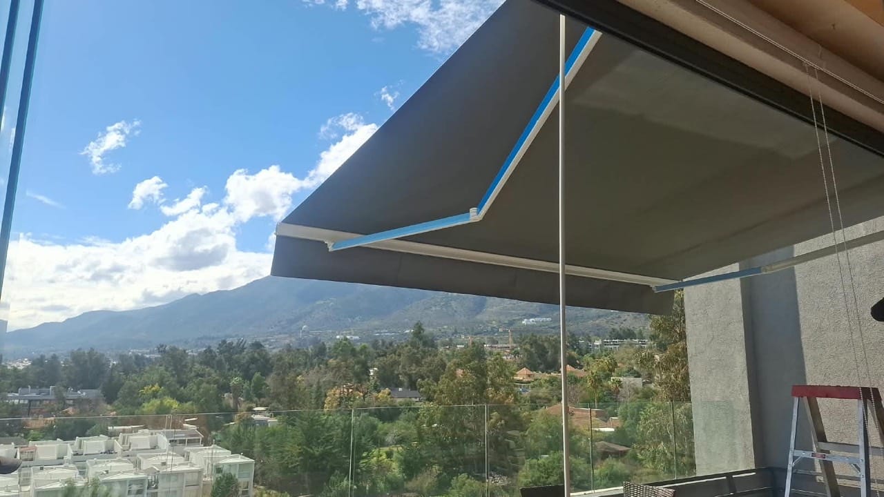 Toldo retractil terraza realizado por Sombra Hermanos