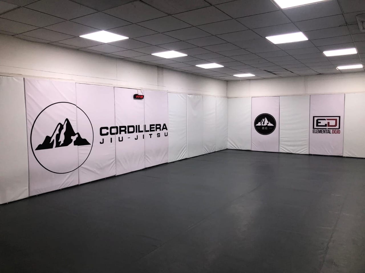 Proteccion muros gimnasio realizado por Sombra Hermanos