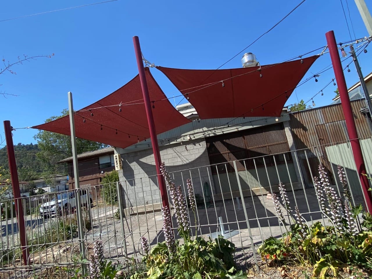 Velarias rojas local realizado por Sombra Hermanos