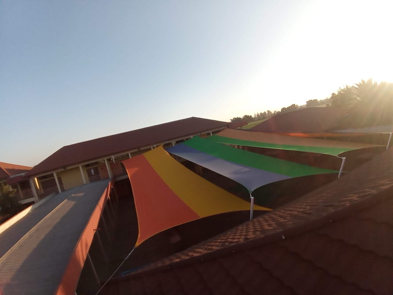 Velarias colores colegio atardecer realizado por Sombra Hermanos