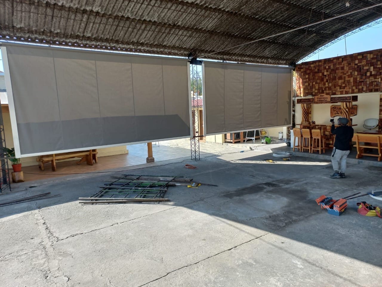 Cortinas roller instaladas para proteger un espacio industrial