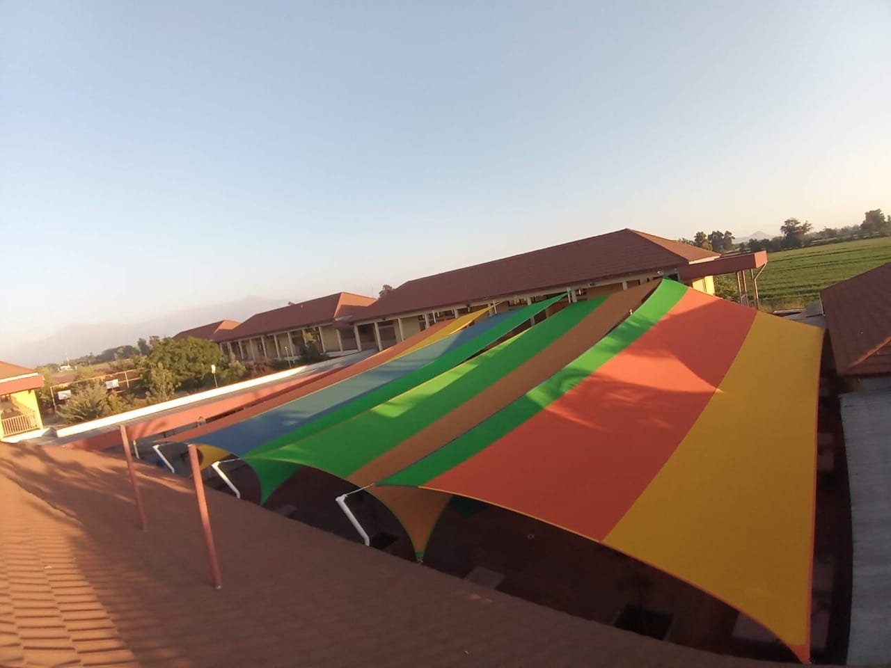 Velarias colores colegio realizado por Sombra Hermanos