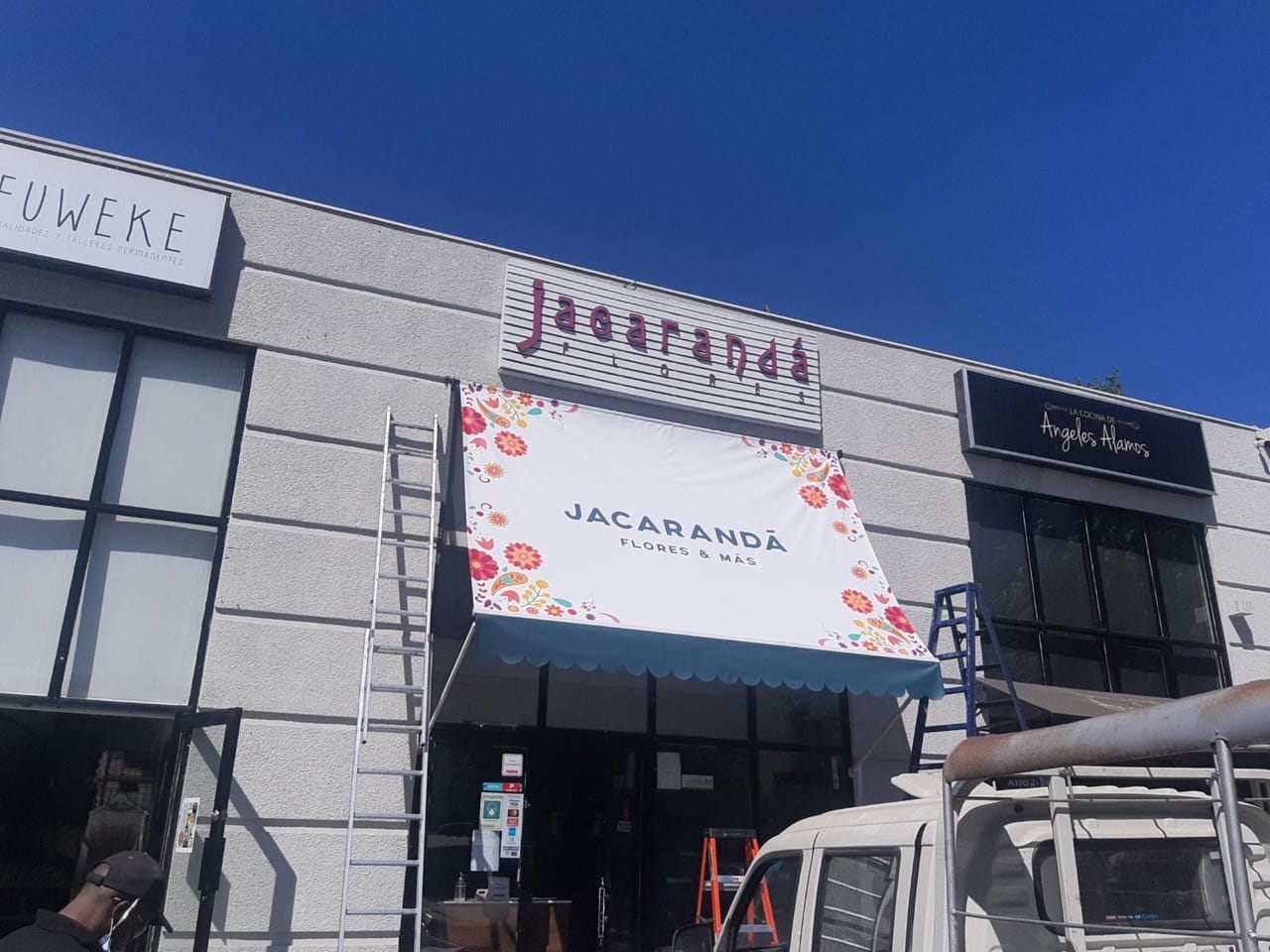 Toldo comercial jacaranda realizado por Sombra Hermanos