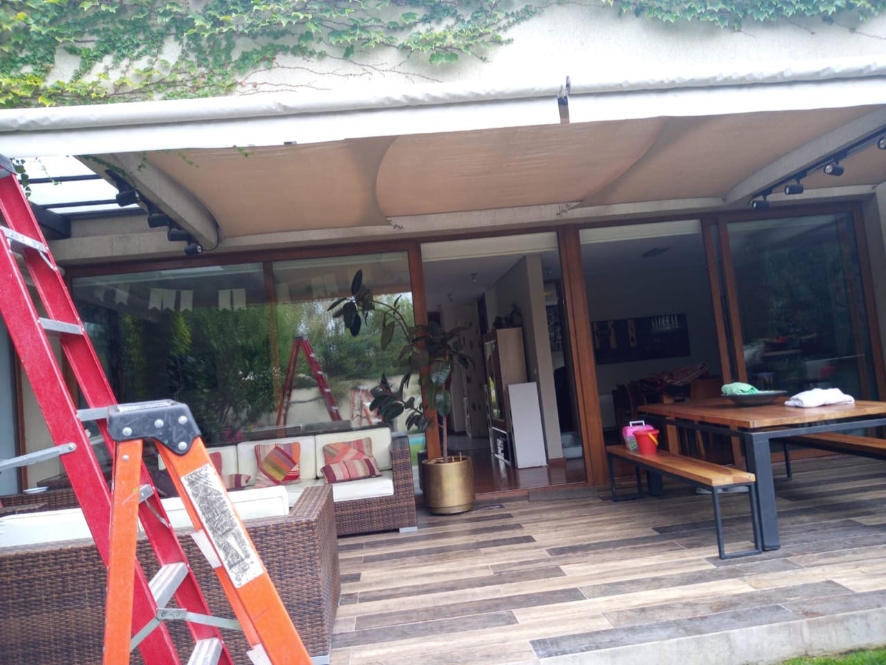 Toldo retractil patio realizado por Sombra Hermanos