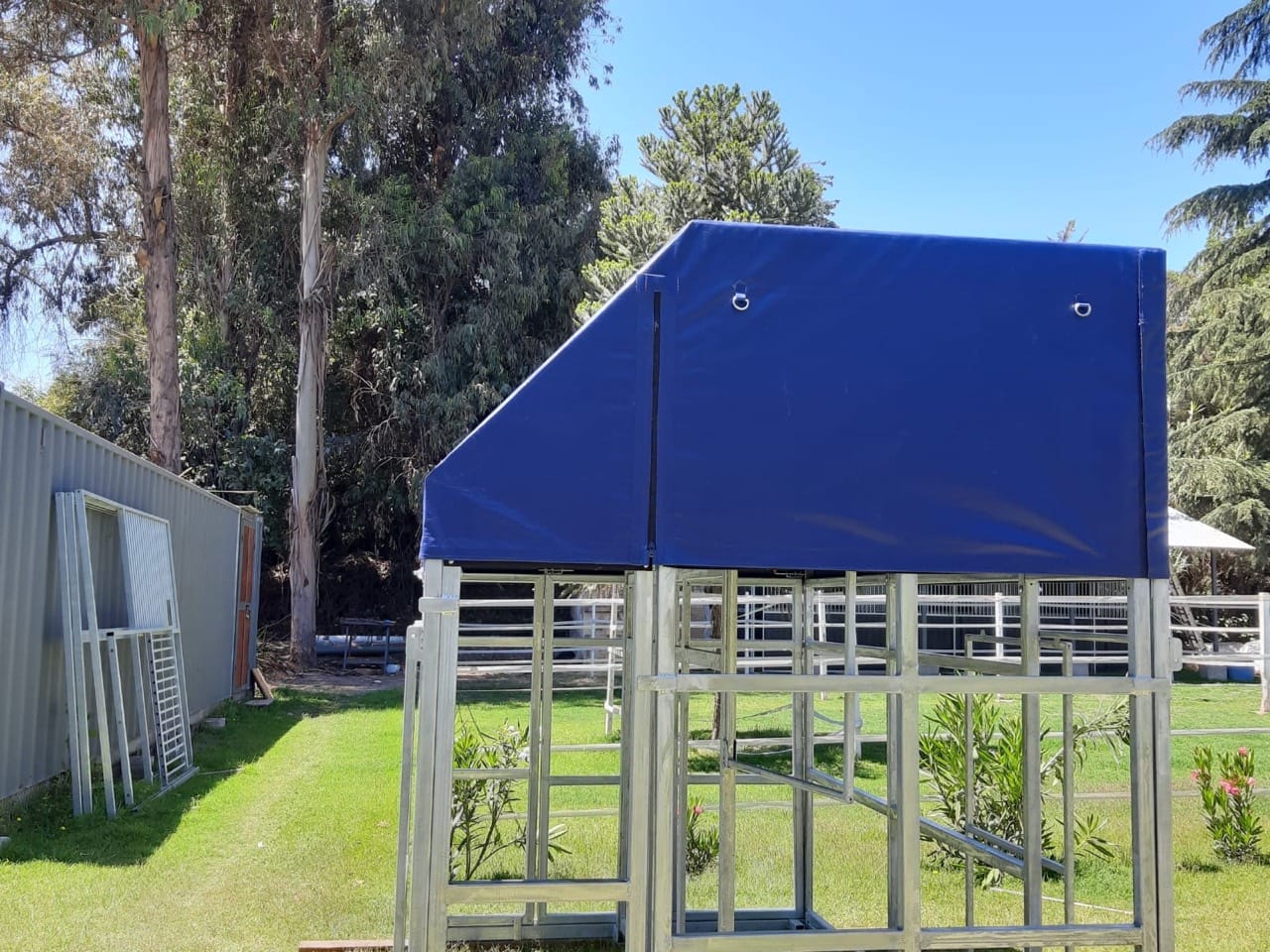 Cubierta azul estructura realizado por Sombra Hermanos