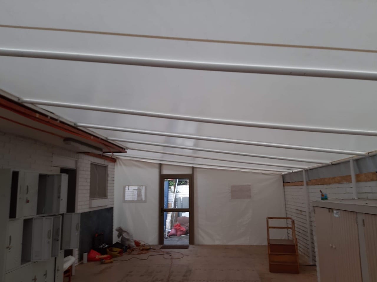 Cubierta blanca interior realizado por Sombra Hermanos