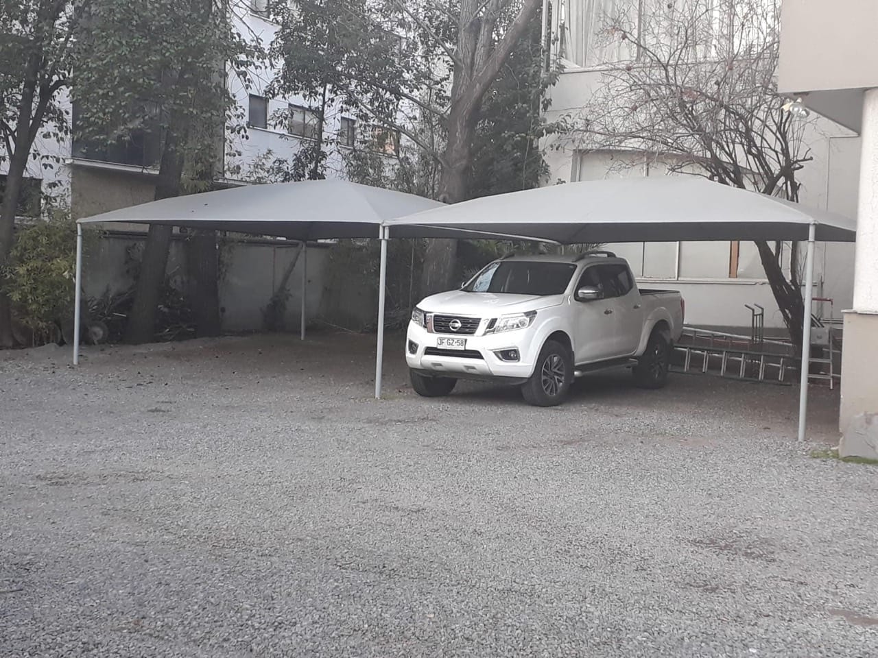 Carpas metálicas instaladas para proteger estacionamientos