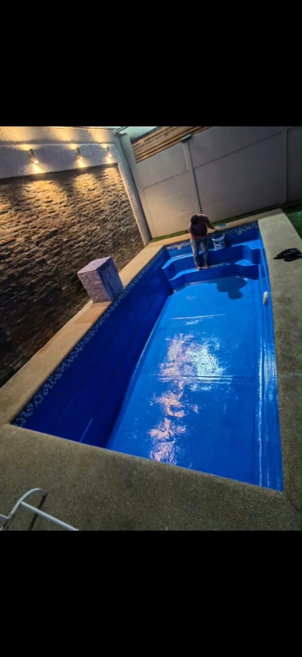 Piscina iluminada realizado por Sombra Hermanos