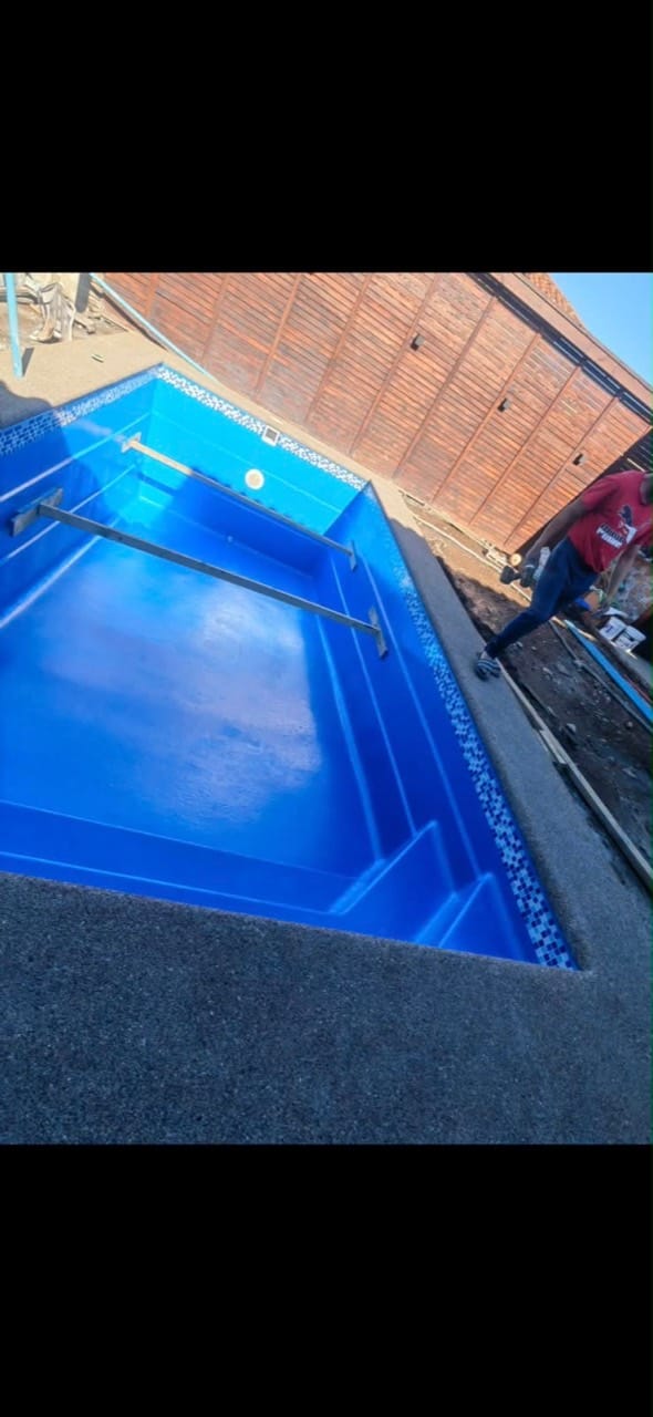 Instalacion piscina azul realizado por Sombra Hermanos