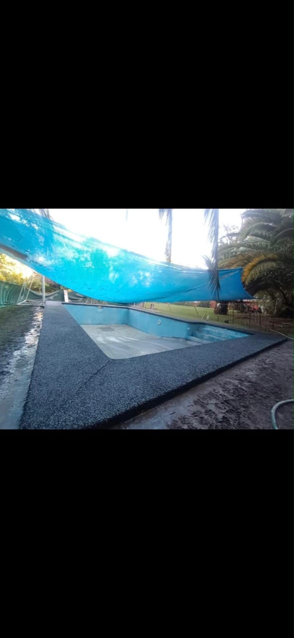 Piscina con velaria celeste realizado por Sombra Hermanos