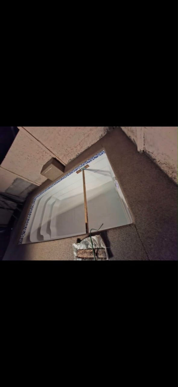 Piscina blanca instalada realizado por Sombra Hermanos