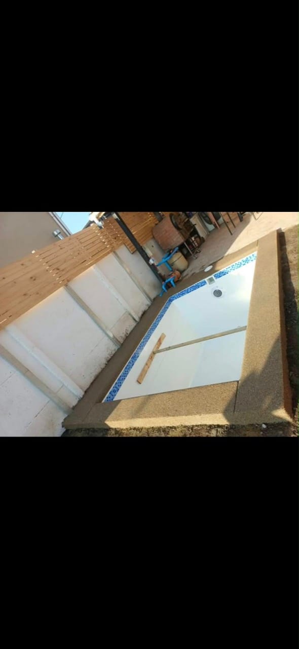 Piscina blanca con borde realizado por Sombra Hermanos