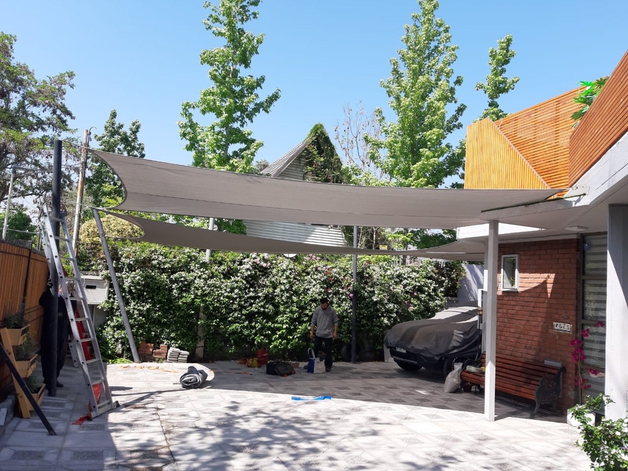 Velarias residenciales instaladas sobre un patio exterior