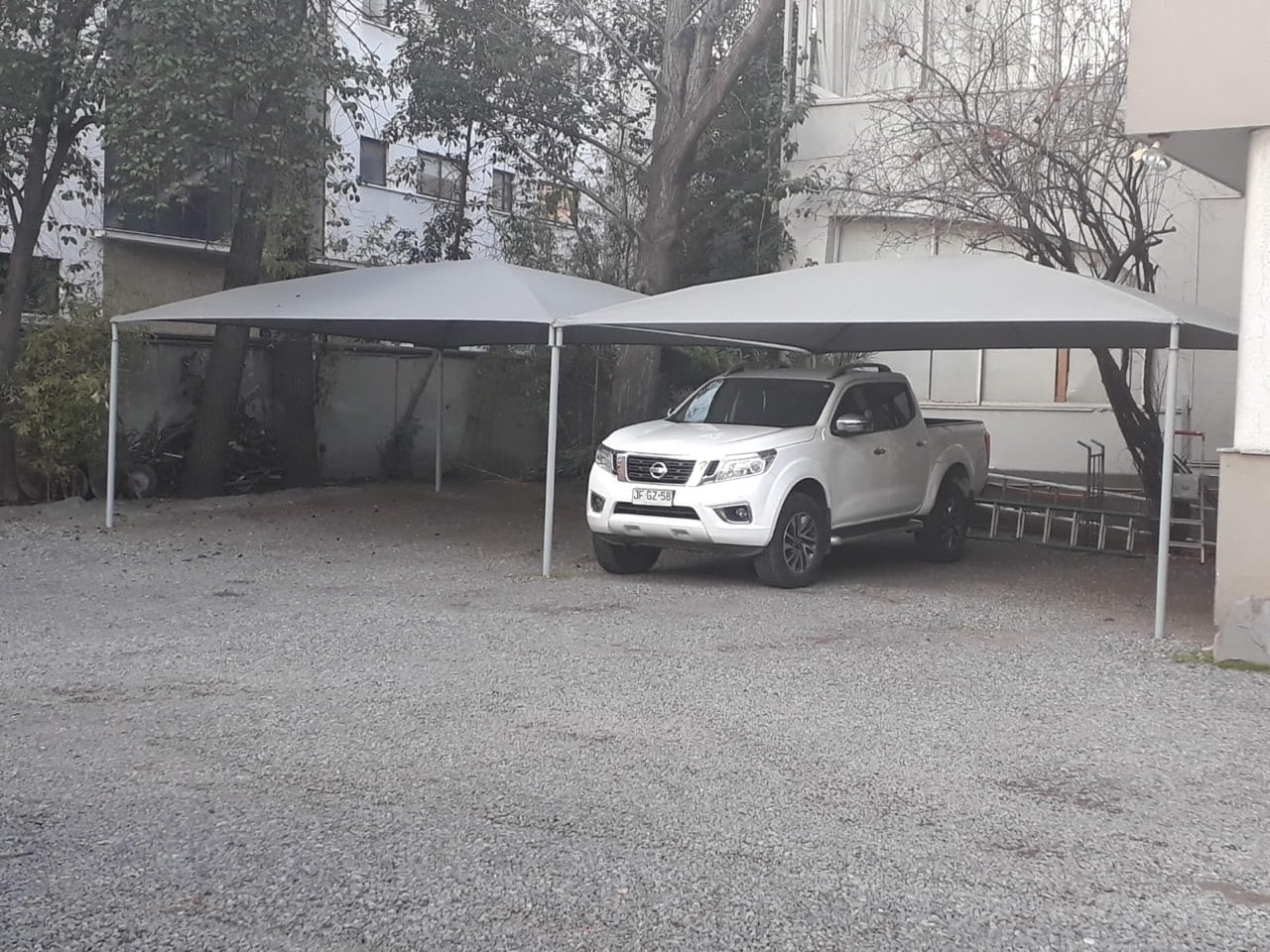 Carpas instaladas para proteger estacionamientos exteriores