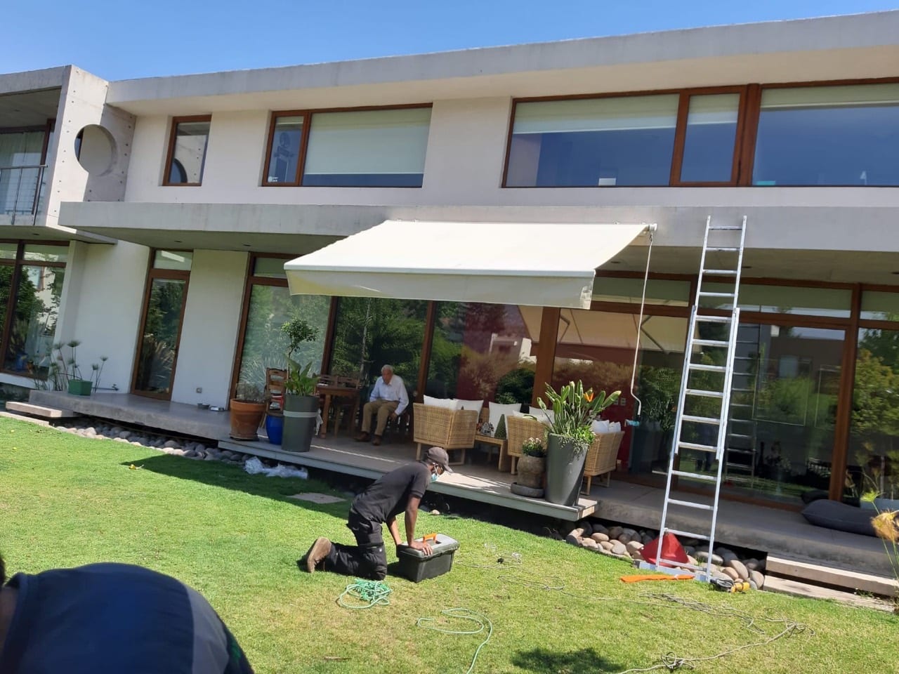 Toldo retráctil instalado en la terraza de una vivienda